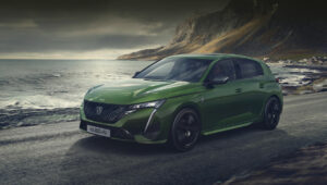 Новый хэтчбек Peugeot 308 заряжается от розетки